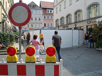 Zu Beginn der Fußgängerzone haben am Montag Arbeiten an der Fernwäremeleitung begonnen. Foto: Oliver Schmidt