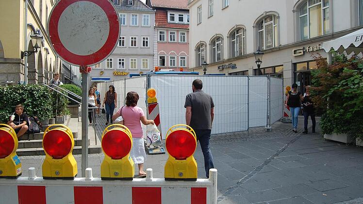 Zu Beginn der Fußgängerzone haben am Montag Arbeiten an der Fernwäremeleitung begonnen. Foto: Oliver Schmidt