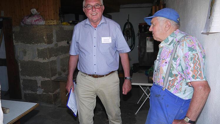 Werner Hümmer (rechts) und Jury-Mitglied Sebastian Satz. Foto: Berthold Köhler
