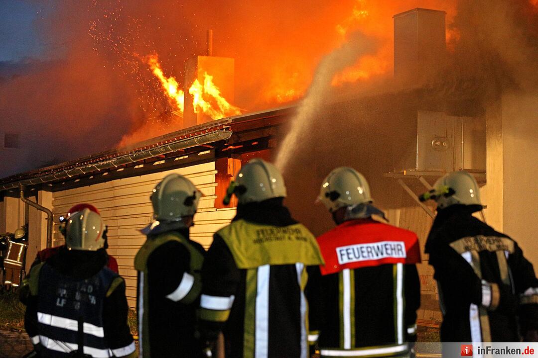 Grossbrand nach Explosion auf Indoor-Kartbahn Foto: News5/Herse