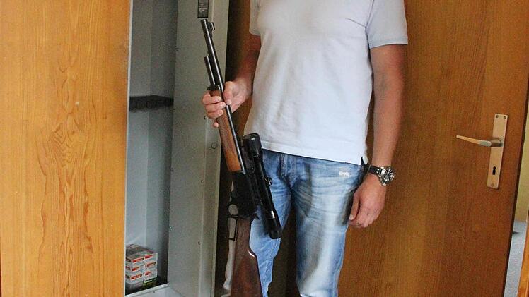 Roland Stark mit einem Gewehr, dessen Erben nach dem Tod des Eigentümers der Waffe ermittelt werden müssen. Bis dahin bleibt es in einem Tresor des Landratsamts sichergestellt.  Foto: Friedwald Schedel