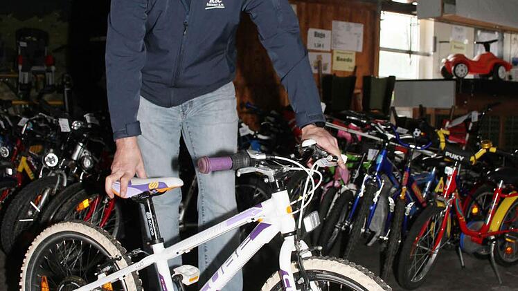 Roland Gräf, Vorsitzender des RSC Leuchau, präsentiert ein hochwertiges Kinderfahrrad. Foto: Sonja Adam