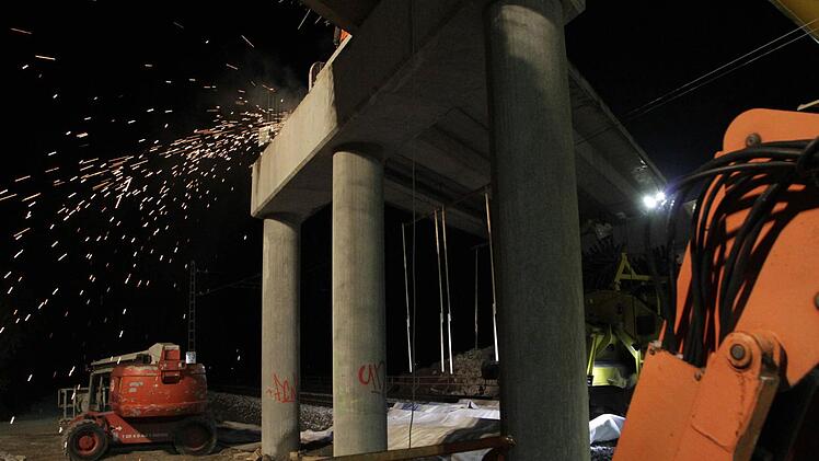 Die Brücke zwischen Kersbach und Baiersdorf wird demontiert. Foto: Josef Hofbauer