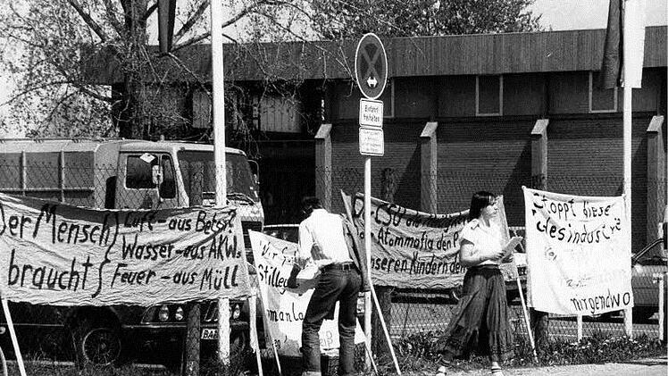 Demonstranten prangerten am  2. Mai 1986  "Todesindustrie" und "Atommafia" an.  Adressat war der bayerische Umweltminister Alfred Dick, der in Bamberg eine Ausstellung eröffnete.  Archivfoto: Rudolf  Mader