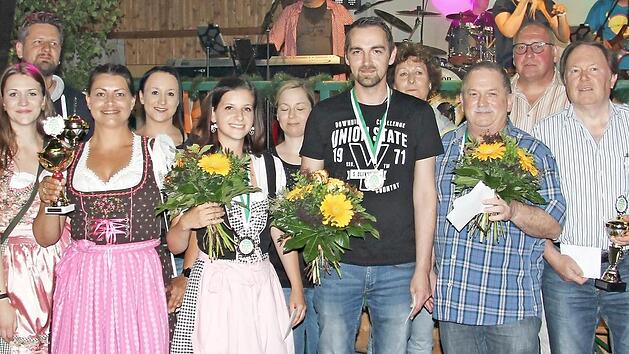 Die Preistr&auml;ger des Jedermannschie&szlig;ens mit Volksk&ouml;nig Thorsten Welsch (vorne, Mitte) sowie 1. Volksritterin Beatrice Eichhorn (links, daneben) und 2. Volksritter Volker Zimmer (rechts, daneben)  Fotos: Alexandra Kemnitzer
