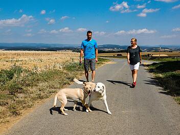 Schier unendliche Weiten - Stefanie Seubert und ihr Mann Marcel  vor der traumhaften Kulisse der Höhenzüge der Rhön Matthias Hoch