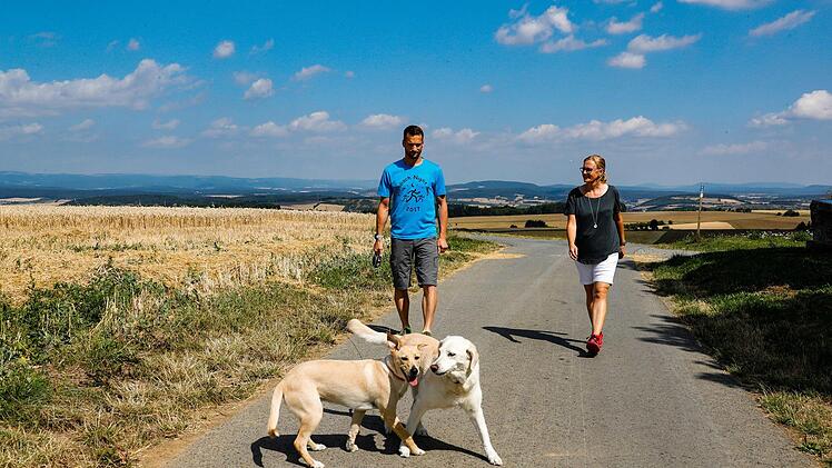 Schier unendliche Weiten - Stefanie Seubert und ihr Mann Marcel  vor der traumhaften Kulisse der Höhenzüge der Rhön Matthias Hoch
