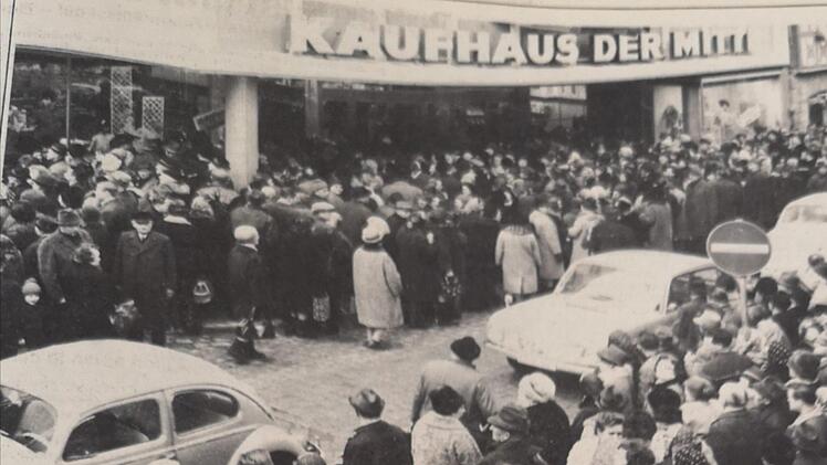 Von der Langgasse bis zum Marktplatz warten Menschen auf die Eröffnung des neuen Kaufhauses der Mitte.