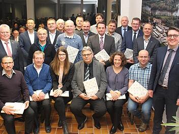 Firmenchef Wolfgang R&ouml;ckelein (mittlere Reihe links au&szlig;en) ehrte eine ganze Reihe langj&auml;hriger treuer Mitarbeiter des Wachenrother Baustoffherstellers.  Foto: Yannick Hupfer