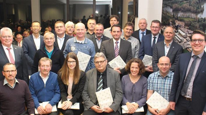 Firmenchef Wolfgang R&ouml;ckelein (mittlere Reihe links au&szlig;en) ehrte eine ganze Reihe langj&auml;hriger treuer Mitarbeiter des Wachenrother Baustoffherstellers.  Foto: Yannick Hupfer