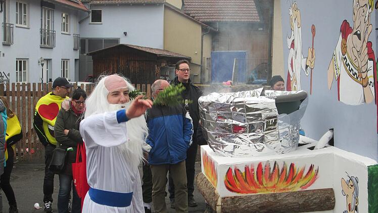 Druide Miraculix braut seinen Zaubertrank.Winfried Ehling