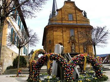 Die Osternacht in der Kirche St. Wenzeslaus in Litzendorf (Archivfoto mit geschmücktem Osterbrunnen) ist am Samstag auf der FT-Facebook-Seite zu sehen.  Foto: privat