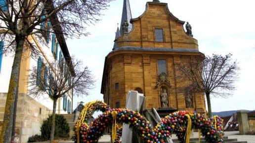 Die Osternacht in der Kirche St. Wenzeslaus in Litzendorf (Archivfoto mit geschmücktem Osterbrunnen) ist am Samstag auf der FT-Facebook-Seite zu sehen.  Foto: privat