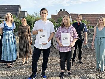 Glückwünsche für die Besten Milon Major (2,2) und Michelle Döring (2,0). Konrektorin Simone Zimmerer, Schulleiterin Sabrina Petzold, Bürgermeister Roland Wolfrum und Klassenlehrerin Madeleine Pfaff gratulierten.