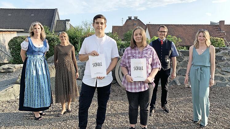 Glückwünsche für die Besten Milon Major (2,2) und Michelle Döring (2,0). Konrektorin Simone Zimmerer, Schulleiterin Sabrina Petzold, Bürgermeister Roland Wolfrum und Klassenlehrerin Madeleine Pfaff gratulierten.