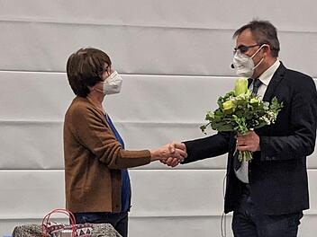 Bürgermeister Harald Hofmann überreicht Gemeinderätin Anita Haub zum Abschied aus dem Gremium Blumen.
