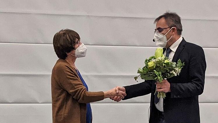 Bürgermeister Harald Hofmann überreicht Gemeinderätin Anita Haub zum Abschied aus dem Gremium Blumen.