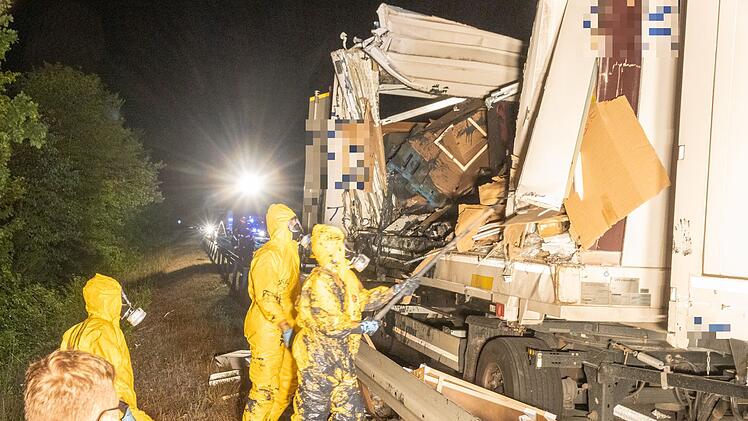 A70 bei Knetzgau: Verlorener Anh&auml;nger l&ouml;st Tr&uuml;mmerfeld aus