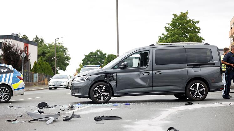 Fürth: Vorfahrt missachtet - Rollerfahrer nach Kollision in Lebensgefahr