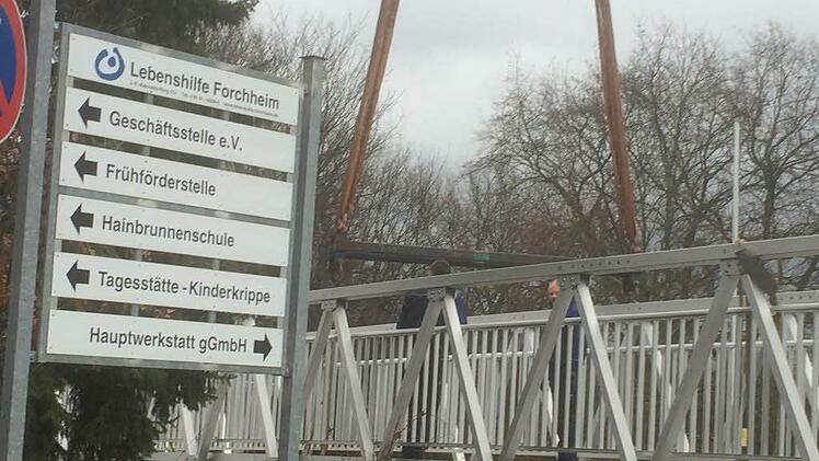 Einbau der neuen Brücke an der Lebenshilfe. Foto: Klaus Friesleben