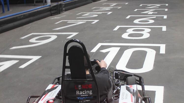 Bis zu zehn Karts dürfen höchstens gleichzeitig auf die Piste. Foto: Matthias Einwag