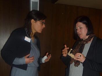 Bettina Jungklaus (r.) erklärt der Moderatorin Martina Pauli Schädel und Kiefer eines Erkrankten, gefunden bei den jüngsten Ausgrabungen am Katharinenspital in Forchheim. Foto: Elisabeth Görner