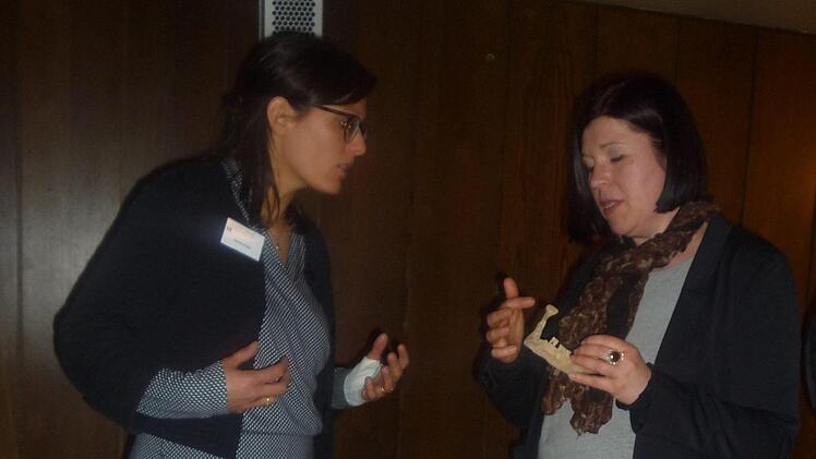 Bettina Jungklaus (r.) erklärt der Moderatorin Martina Pauli Schädel und Kiefer eines Erkrankten, gefunden bei den jüngsten Ausgrabungen am Katharinenspital in Forchheim. Foto: Elisabeth Görner