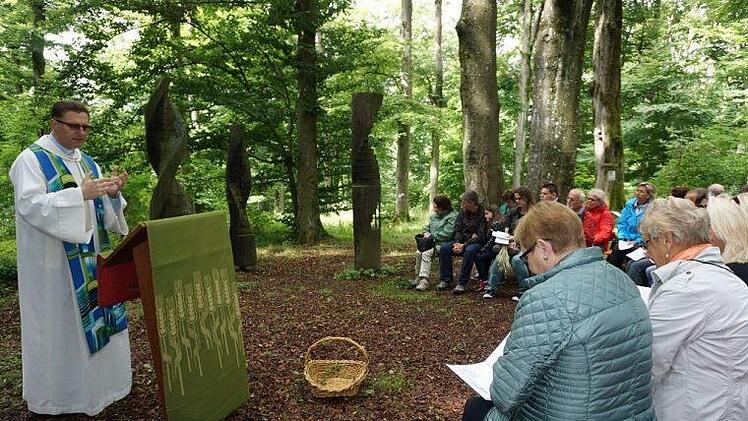 Jede Person ist unverwechselbar und einmalig, das stellte Diakon Wolfgang Dömling bei einem Experiment in dem Wortgottesdienst anlässlich zehn Jahre Franziskusweg unter Beweis. Foto: Marion Eckert
