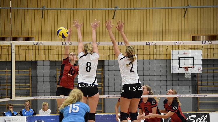 Zu viele Fehlgriffe gab es aus Hammelburger Sicht im Spiel gegen den TSV Ansbach. Unser Bild zeigt die TV/DJKlerinnen (vorne, von links) Johanna Wüscher, Tabea Lang und Melanie Basmer.Till Oschmann