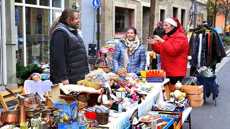 Der Flohmarkt-Laden des Tierschutzvereins hatte am Sonntag anlässlich des Markttages geöffnet und machte auch gute Umsätze. Auch der Flohmarktladen des Heimat Spielhaus-Vereins lud zum Kaufen ein. Foto: Dieter Britz