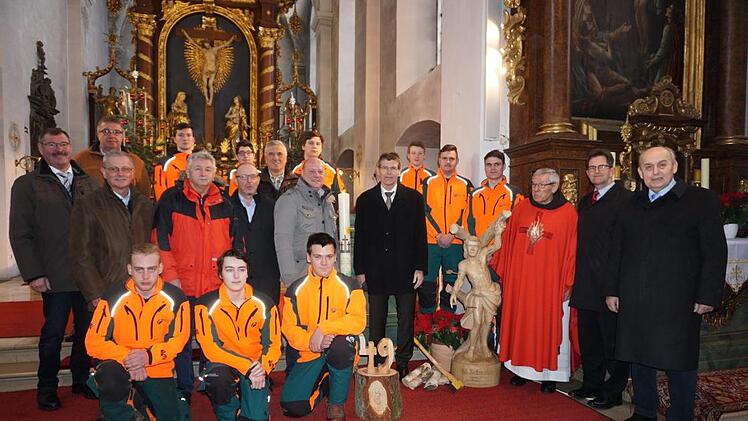 Bischofsheims Bürgermeister Georg Seiffert und der Bürgermeister aus Gräfendorf Alfred Frank, dem Heimatort des Organisators Gotthard Schwender sowie Landrat Thomas Schiebel (Main-Spessart) und die  stellvertretenden Landräte  Peter Suckfüll (Rhön-Grabfeld) und Alfred Schrenk (Bad Kissingen) waren zum Sebastianstag gekommen. Foto: Marion Eckert