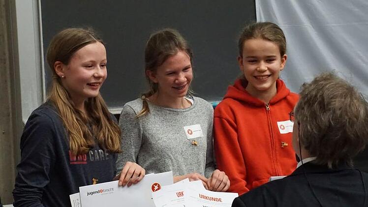 Paulina Albers (H&ouml;chstadt), Lea-Sophie Freyer (Stolzenroth) und Anna Jesberger (Gremsdorf) freuten sich sehr &uuml;ber den Regionalsieg in der Kategorie "Technik" f&uuml;r ihr Projekt "Belastbarkeit von verschiedenen Haargummis" und den Sonderpreis f&uuml;r den sch&ouml;nsten Stand auf der Ausstellung.Pascale Ferry