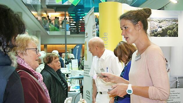 Fach&auml;rztliche Beratung findet man am Messestand des Klinikums.  Foto: Andreas Oswald