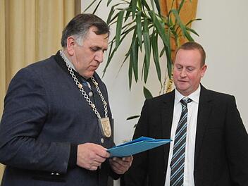 Bürgermeister Oswald Siebenhaar (l.) vereidigt den neuen Gemeinderat Jörg  Reichel.  Foto: Karl Heinz Wirth
