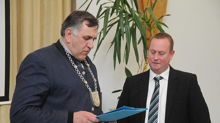 Bürgermeister Oswald Siebenhaar (l.) vereidigt den neuen Gemeinderat Jörg  Reichel.  Foto: Karl Heinz Wirth