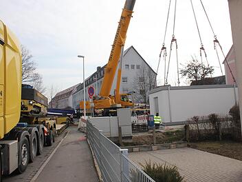 Das Bauwerk wird auf seinen Platz gehievt.  Fotos: Bernhard Panzer