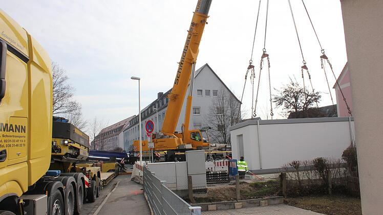 Das Bauwerk wird auf seinen Platz gehievt.  Fotos: Bernhard Panzer