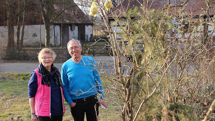 Rosemarie  und Josef Beucher f&uuml;hlen sich wohl in ihrem Garten.