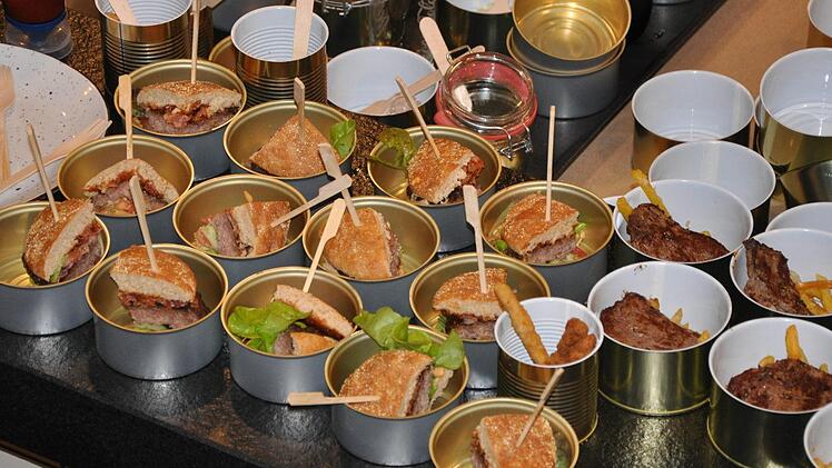 Leckere Gr&uuml;&szlig;e aus der K&uuml;che, witzig f&uuml;rs Auge drapiert und in Portionsd&ouml;schen gereicht, erfreuten die G&auml;ste. Foto: Leo H&uuml;hnlein