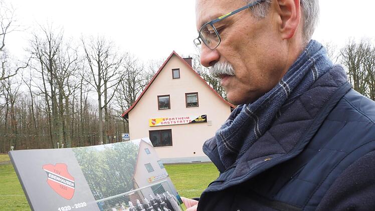 Die Mühen haben sich gelohnt: Thomas Mehn aus der Führungsriege des TSV Ebenhausen mit der Vereins-Chronik, die in den nächsten Tagen an die Mitglieder verteilt wird. Foto: Jürgen Schmitt