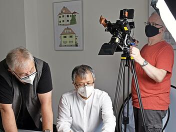 Bei den Dreharbeiten zum Dokumentarfilm (von links) der Leiter des P-Seminars „13 Führerscheine – Dreizehn jüdische Schicksale“ am Meranier-Gymnasium Lichtenfels, Studiendirektor a.D. Manfred Brösamle-Lambrecht, Regissseur Ryoya Terao, Kameramann Mark Raker.
