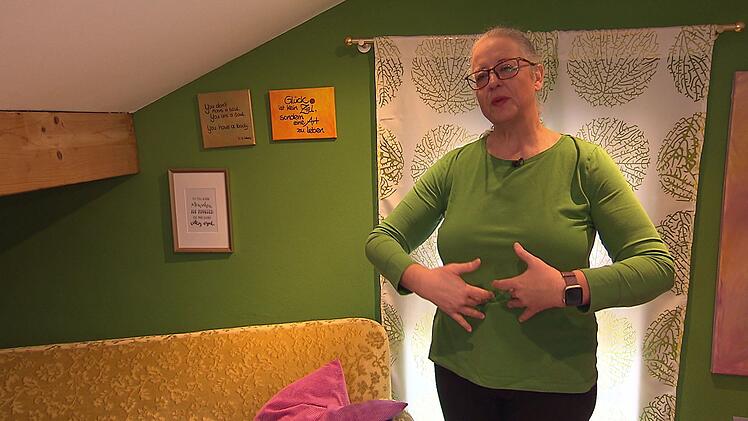 Im ehemaligen Zimmer ihres Sohnes arbeitet Gudrun inzwischen als Resilienzberaterin.