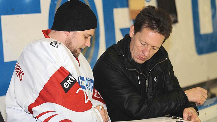 Nach dem Spiel sieht sich Trainer Martin Reichert zusammen mit Ersatztorwart Martin Hildenbrand die Statistiktafel an. Laut den Zahlen hätte er eigentlich zufrieden sein müssen.