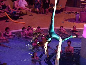 Eine Akrobatik-Vorführung über dem Schwimmbecken gab es zum 10. Geburtstag der KissSalis-Therme in Bad Kissingen. Fotos: Ronald Rinklef