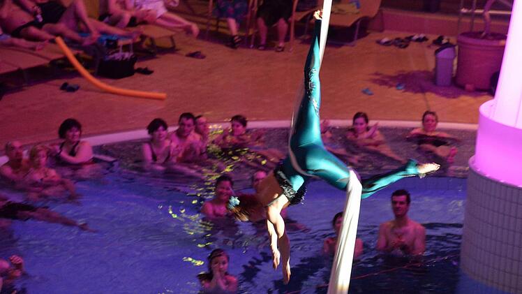 Eine Akrobatik-Vorführung über dem Schwimmbecken gab es zum 10. Geburtstag der KissSalis-Therme in Bad Kissingen. Fotos: Ronald Rinklef