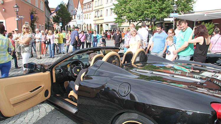 Ohne Einweiser hat Wolfgang Isert keine Chance, seinen Ferrari einzuparken.