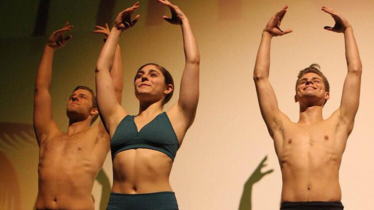 Acht Tänzerinnen und Tänzer ließen Schattenbilder lebendig werden. Foto: Sonja Adam