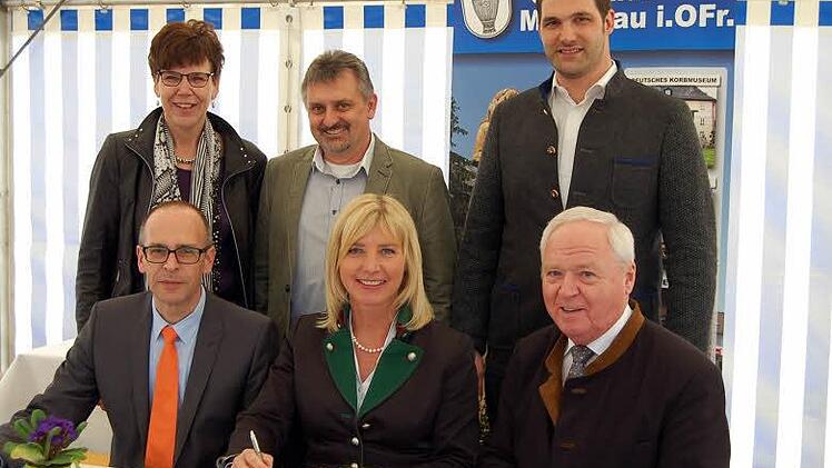 Eintrag in das Goldene Buch mit (von links) Susann Biedefeld, Christian Meißner, Jürgen Spitzenberger (SPD-Ortsverband), Ulrike Scharf, Dirk Rosenbauer (CSU-Ortsverband), Helmut Fischer. Foto: Andreas Welz
