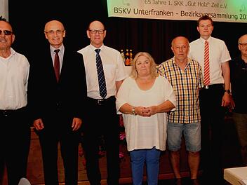 Bezirksvorsitzender Werner Hahn mit den Ehrengästen Landrat Wilhelm Schneider, Bürgermeister Thomas Stadelmann, der Präsidentin des Bayerischen Sportkegleerverbandes Margot Petzel, Bezirkssportwart Franz Lenhardt, Markus Fröhlich sowie Burkard Rickert vom BLSV (von links). Fotos: Günther Geiling