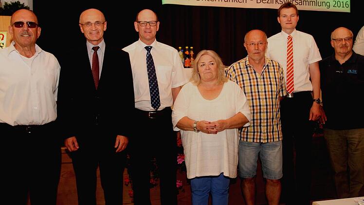 Bezirksvorsitzender Werner Hahn mit den Ehrengästen Landrat Wilhelm Schneider, Bürgermeister Thomas Stadelmann, der Präsidentin des Bayerischen Sportkegleerverbandes Margot Petzel, Bezirkssportwart Franz Lenhardt, Markus Fröhlich sowie Burkard Rickert vom BLSV (von links). Fotos: Günther Geiling